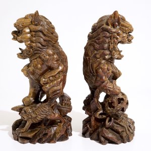 Une paire de lions gardiens en bois sculpté, Chine, 19/20ème — photo 3