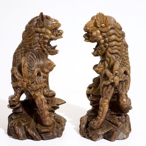 Une paire de lions gardiens en bois sculpté, Chine, 19/20ème — photo 5