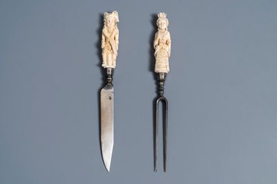 Une paire de manches érotiques en ivoire sculpté indo-portugaise ou hispano-philippine, 17ème