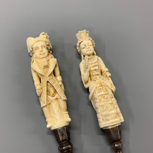 Une paire de manches érotiques en ivoire sculpté indo-portugaise ou hispano-philippine, 17ème — photo 5