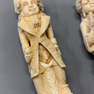 Une paire de manches érotiques en ivoire sculpté indo-portugaise ou hispano-philippine, 17ème — photo 6