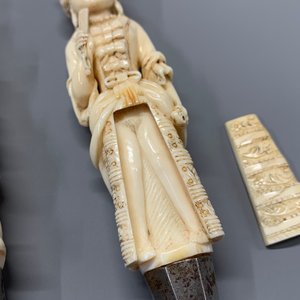 Une paire de manches érotiques en ivoire sculpté indo-portugaise ou hispano-philippine, 17ème — photo 7