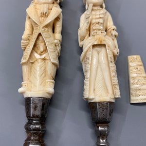 Une paire de manches érotiques en ivoire sculpté indo-portugaise ou hispano-philippine, 17ème — photo 9