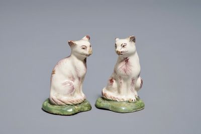 Une paire de miniatures de chats en faïence polychrome de Delft, 18ème