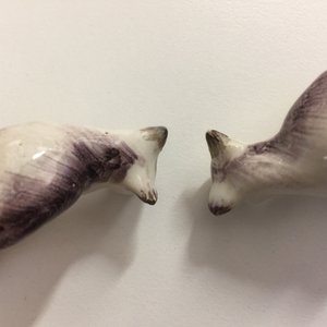 Une paire de miniatures de chats en faïence polychrome de Delft, 18ème — photo 8