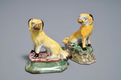 Une paire de miniatures de chiens en faïence polychrome de Delft, 18ème