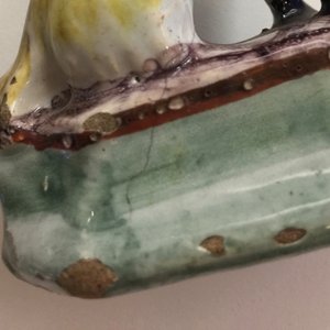 Une paire de miniatures de chiens en faïence polychrome de Delft, 18ème — photo 13