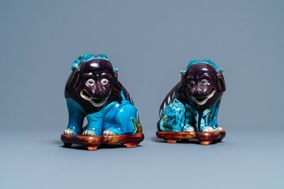 Une paire de modèles d'animaux mythiques en porcelaine de Chine en turquoise et aubergine, 19ème