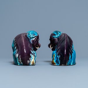 Une paire de modèles d'animaux mythiques en porcelaine de Chine en turquoise et aubergine, 19ème — photo 5