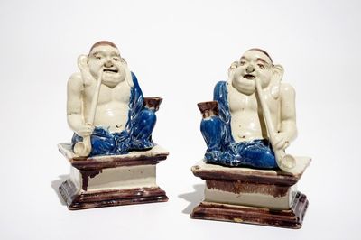 Une paire de modèles de Bouddhas en faïence allemande dans le style de Delft, 1ère moitié du 18ème