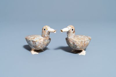 Une paire de modèles de canards en nacre et os, Chine, 19ème