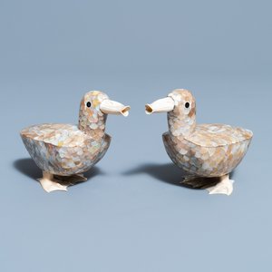 Une paire de modèles de canards en nacre et os, Chine, 19ème — photo 1