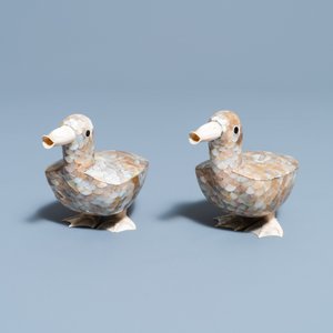Une paire de modèles de canards en nacre et os, Chine, 19ème — photo 2