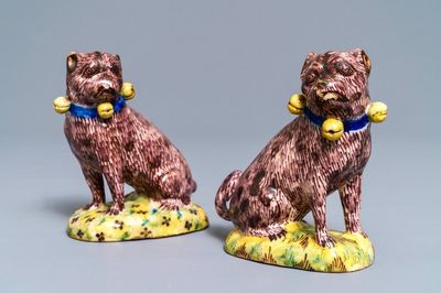 Une paire de modèles de carlins en faïence polychrome de Bruxelles, 2ème moitié du 18ème