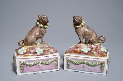 Une paire de modèles de carlins en faïence polychrome de Tournai, 18ème