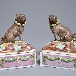 Une paire de modèles de carlins en faïence polychrome de Tournai, 18ème — photo 1