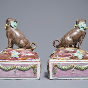Une paire de modèles de carlins en faïence polychrome de Tournai, 18ème — photo 4