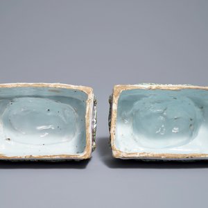 Une paire de modèles de carlins en faïence polychrome de Tournai, 18ème — photo 6