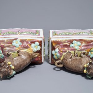 Une paire de modèles de carlins en faïence polychrome de Tournai, 18ème — photo 7