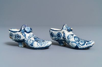 Une paire de modèles de chaussures en faïence bleu et blanc de la Frise, Bolsward, 2ème moitié du 18ème