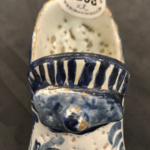 Une paire de modèles de chaussures en faïence bleu et blanc de la Frise, Bolsward, 2ème moitié du 18ème — photo 8