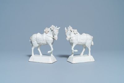 Une paire de modèles de chevaux en faïence blanche de Delft, 18ème