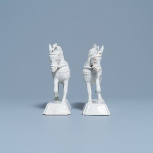 Une paire de modèles de chevaux en faïence blanche de Delft, 18ème — photo 3