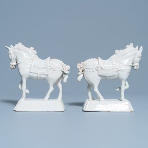 Une paire de modèles de chevaux en faïence blanche de Delft, 18ème — photo 4
