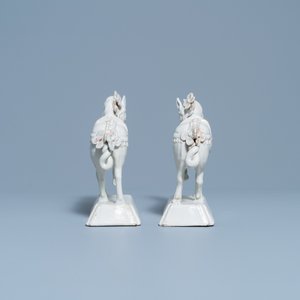 Une paire de modèles de chevaux en faïence blanche de Delft, 18ème — photo 5