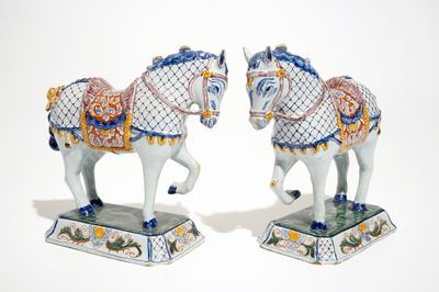 Une paire de modèles de chevaux en faïence de Delft polychrome, 1ère moitié du 19ème
