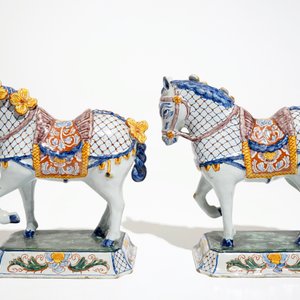 Une paire de modèles de chevaux en faïence de Delft polychrome, 1ère moitié du 19ème — photo 3