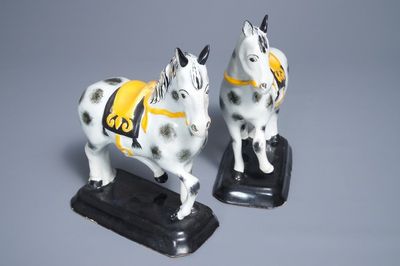 Une paire de modèles de chevaux en faïence polychrome de Delft, 19ème
