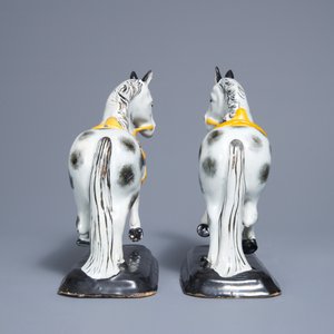 Une paire de modèles de chevaux en faïence polychrome de Delft, 19ème — photo 3