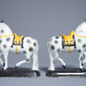 Une paire de modèles de chevaux en faïence polychrome de Delft, 19ème — photo 4