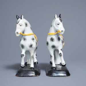 Une paire de modèles de chevaux en faïence polychrome de Delft, 19ème — photo 5