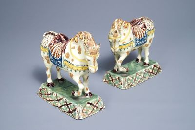 Une paire de modèles de chevaux en faïence polychrome de Delft à fond vert clair, 18ème