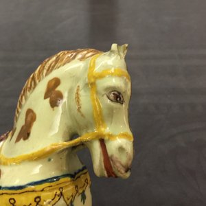 Une paire de modèles de chevaux en faïence polychrome de Delft à fond vert clair, 18ème — photo 11