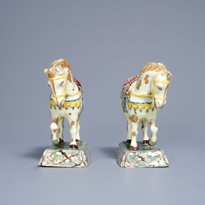 Une paire de modèles de chevaux en faïence polychrome de Delft à fond vert clair, 18ème — photo 3
