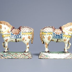 Une paire de modèles de chevaux en faïence polychrome de Delft à fond vert clair, 18ème — photo 4