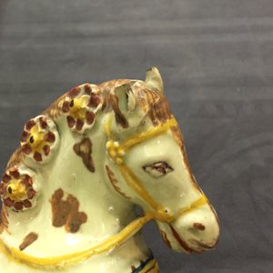 Une paire de modèles de chevaux en faïence polychrome de Delft à fond vert clair, 18ème — photo 8