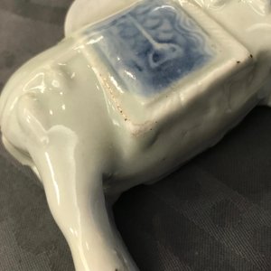Une paire de modèles de chevaux en porcelaine de Chine bleu et blanc, Qianlong — photo 13