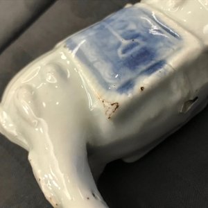 Une paire de modèles de chevaux en porcelaine de Chine bleu et blanc, Qianlong — photo 9
