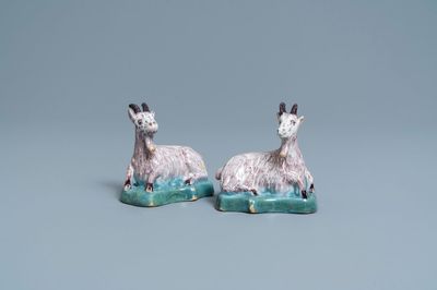 Une paire de modèles de chèvres en faïence de Delft polychrome, 18ème