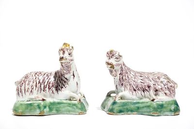 Une paire de modèles de chèvres en faïence de Delft polychrome, 18ème