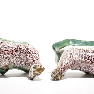 Une paire de modèles de chèvres en faïence de Delft polychrome, 18ème — photo 5