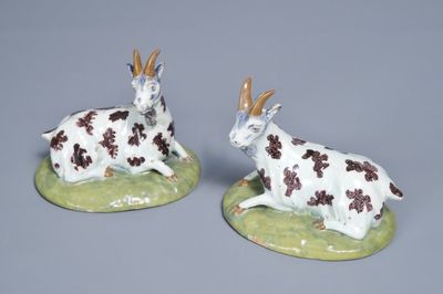 Une paire de modèles de chèvres en faïence polychrome de Delft, 18ème