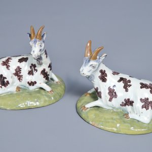 Une paire de modèles de chèvres en faïence polychrome de Delft, 18ème — photo 1