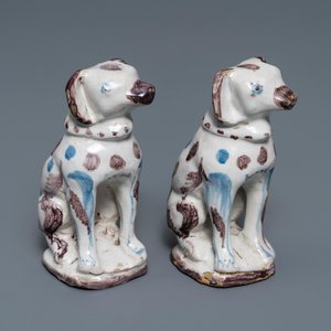 Une paire de modèles de chiens en faïence de Bruxelles en bleu, blanc et manganèse, 18ème — photo 1