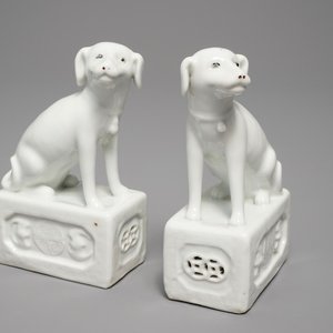 Une paire de modèles de chiens en porcelaine blanc de Chine, marque en creux, 18/19ème — photo 1