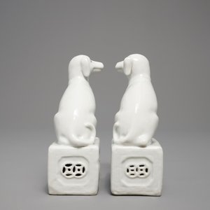 Une paire de modèles de chiens en porcelaine blanc de Chine, marque en creux, 18/19ème — photo 5